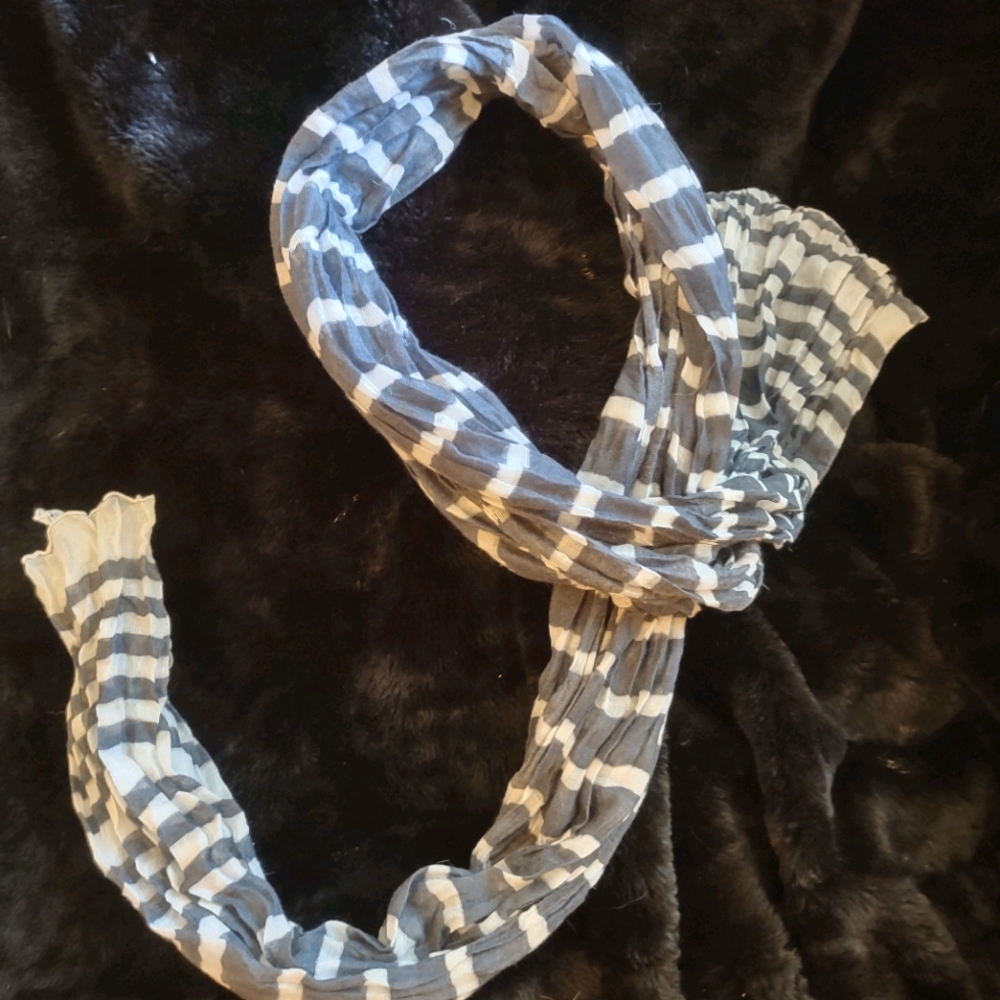 Oversized, lightweight gray/white pleated scarf